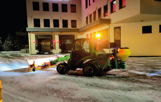 Unser Winterdienst ist die beste Wahl, um sicherzustellen, dass Ihre Wege und Straßen auch bei Eis und Schnee immer frei von Hindernissen sind.